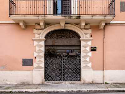 Qui un�arcata in bugnato diamantato, forse l�antico ingresso, � sovrastata da un balcone sorretto da massicci mensoloni
